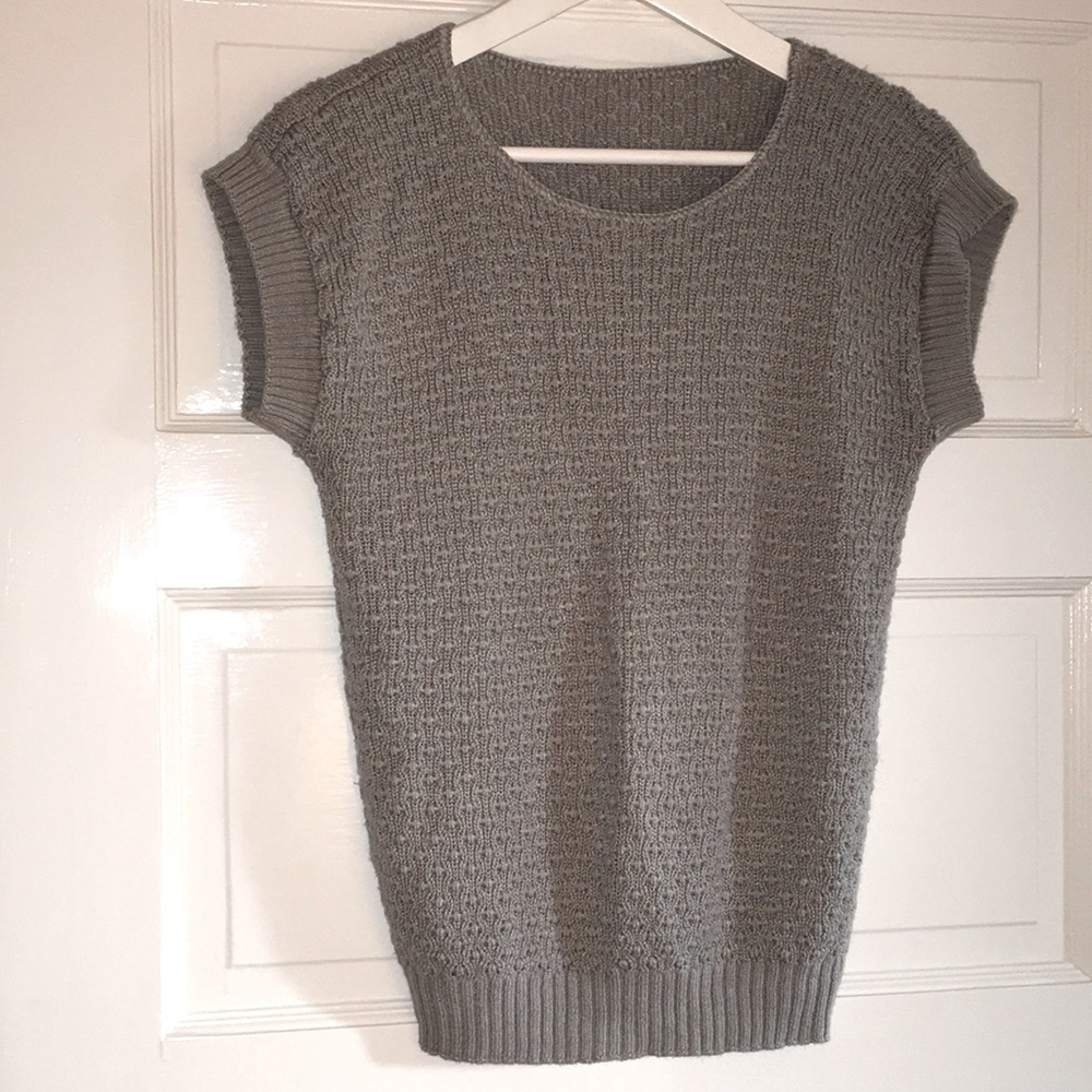loose knitted vest medium woman’s gray vest GREAT condition